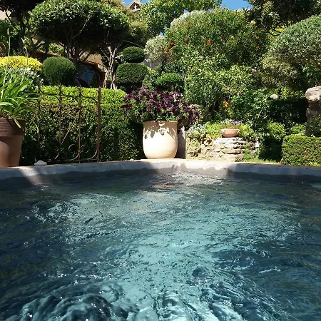 Les Buis De Lussan Bed & Breakfast