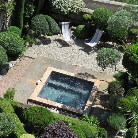 Les Buis De Lussan Bed & Breakfast